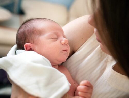 Essere mamma di un maschio: 10 frasi sull'amore, il distacco e la meraviglia